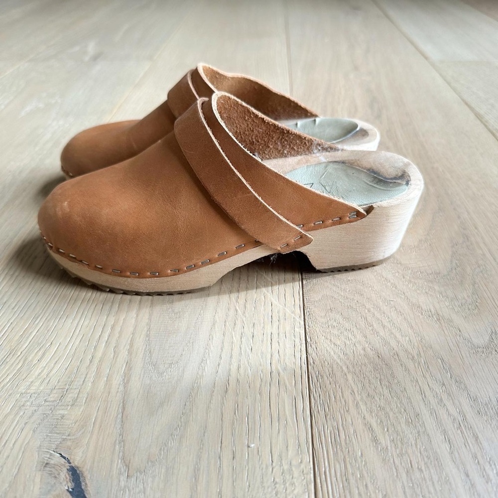Nina z brown / tan low heel clogs - size 6